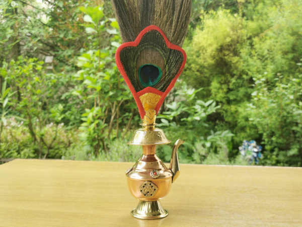 Bhumpa mit Federn | Vase: ca. 15cm | Gesamthöhe: ca. 33cm
